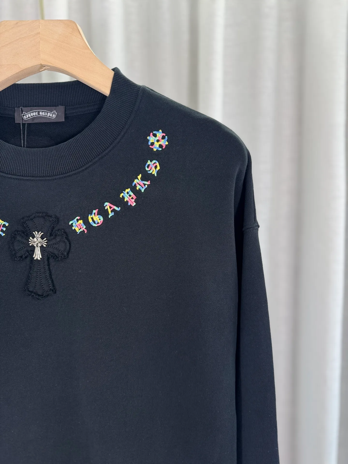 P260 top version, real shot without P, ​​different from market currency) 𝗖𝗵𝗿𝗼𝗺𝗲 𝗛𝗲𝗮𝗿𝘁𝘀/Cro Heart 2025 patch embroidery autumn and winter new original single counter American laser burnt 3D three-dimensional color embroidery couple casual sweatshirt 👑The highest version! Customized fabric 440g tripe terry fabric! American acid-washed and distressed original fabric laser burnt ✟appliqué embroidery and exquisite embroidery of letters! The best-selling model in the counter, very comfortable to wear. Accessories: original molded and authenticated collar label➕100% silk wash label. Genuine purchase-grade original hangtag��matching hanging rope➕3D hanging beads➕original packaging bag. Craftsmanship: The original version has consistent wiring! The highest version of the armhole matching technique! Color: White Black Size: S M L XL Style Number: 25-301